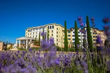 4 Hotel